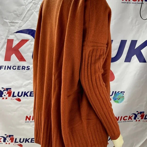 Very stylish women’s V-neck sweater by NAADAM - Soft Collection. 💯 cashmere