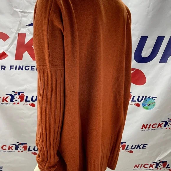 Very stylish women’s V-neck sweater by NAADAM - Soft Collection. 💯 cashmere