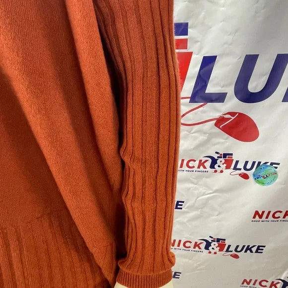 Very stylish women’s V-neck sweater by NAADAM - Soft Collection. 💯 cashmere