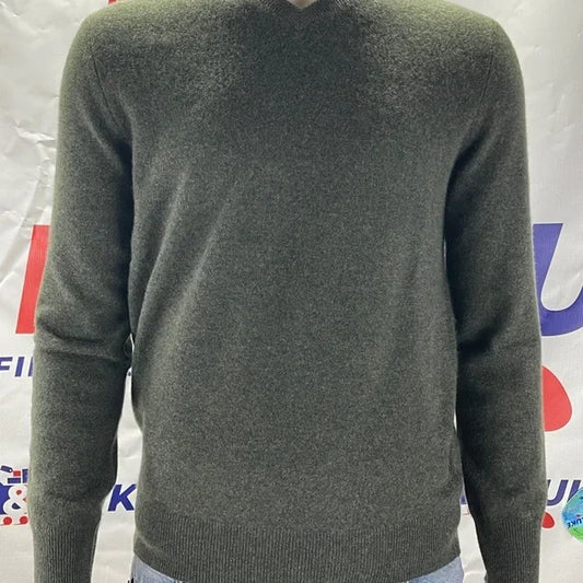 Men’s NAADAM sweater from the Soft Collection. V-neck, 100% cashmere